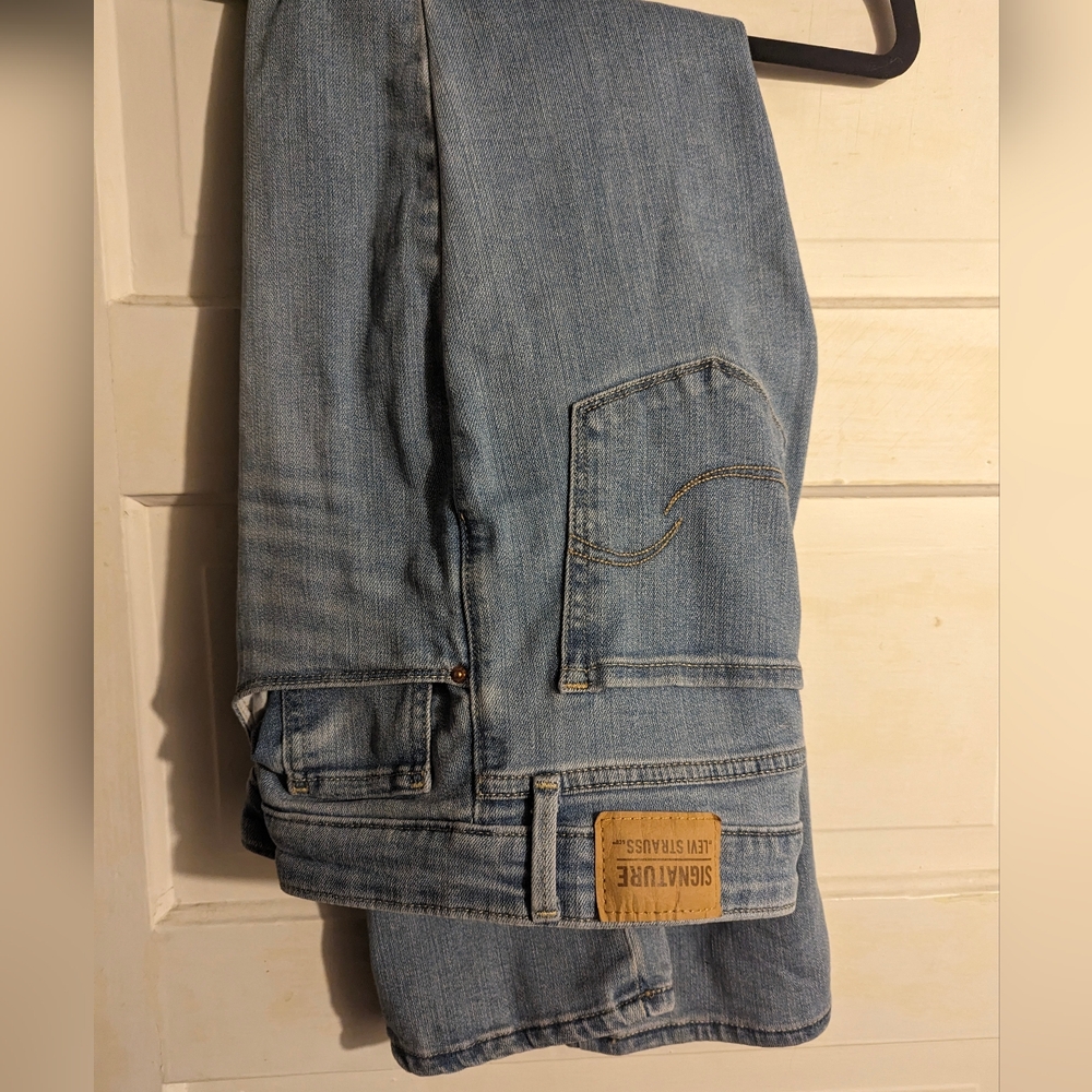 Levi's - size 30 & 32 (10&12) - midrise straight signature